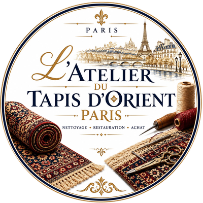 Logo de L’Atelier du Tapis d’Orient : emblème rond portant les mots nettoyage, restauration et achat